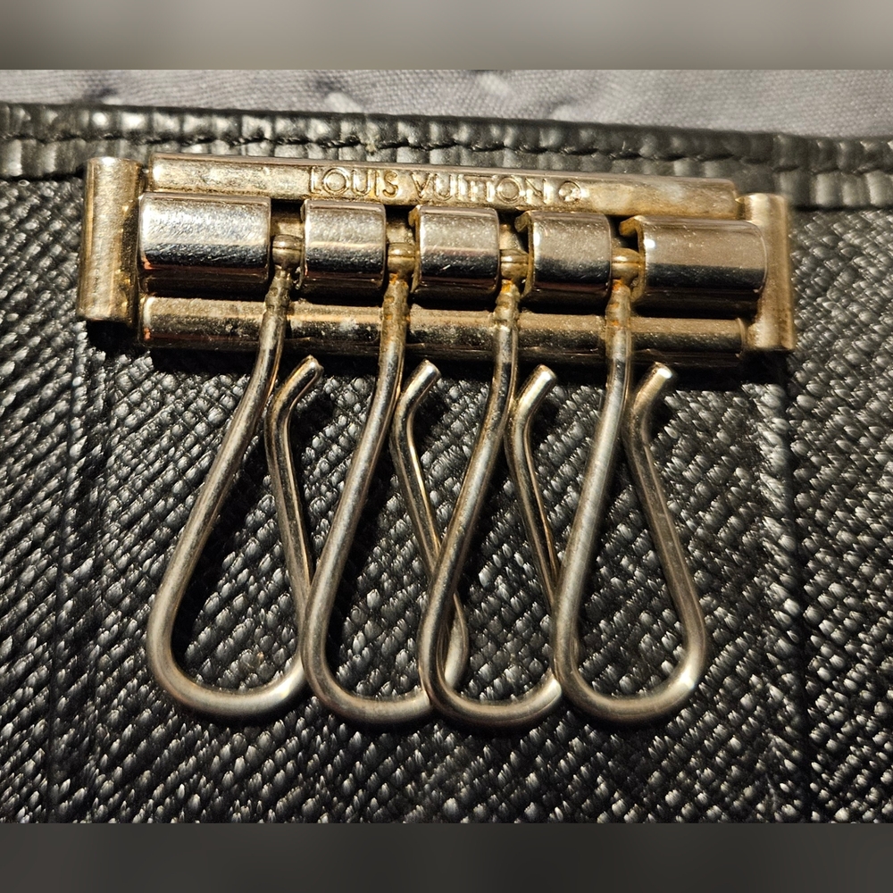 LOUIS VUITTON - PRISTINE LV EPI KEY CASE - Picture 15 of 16
